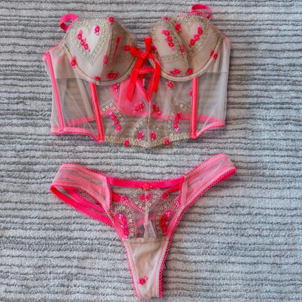 New Victoria Secret Corset 32 B and Matching Thong Set Embroidery